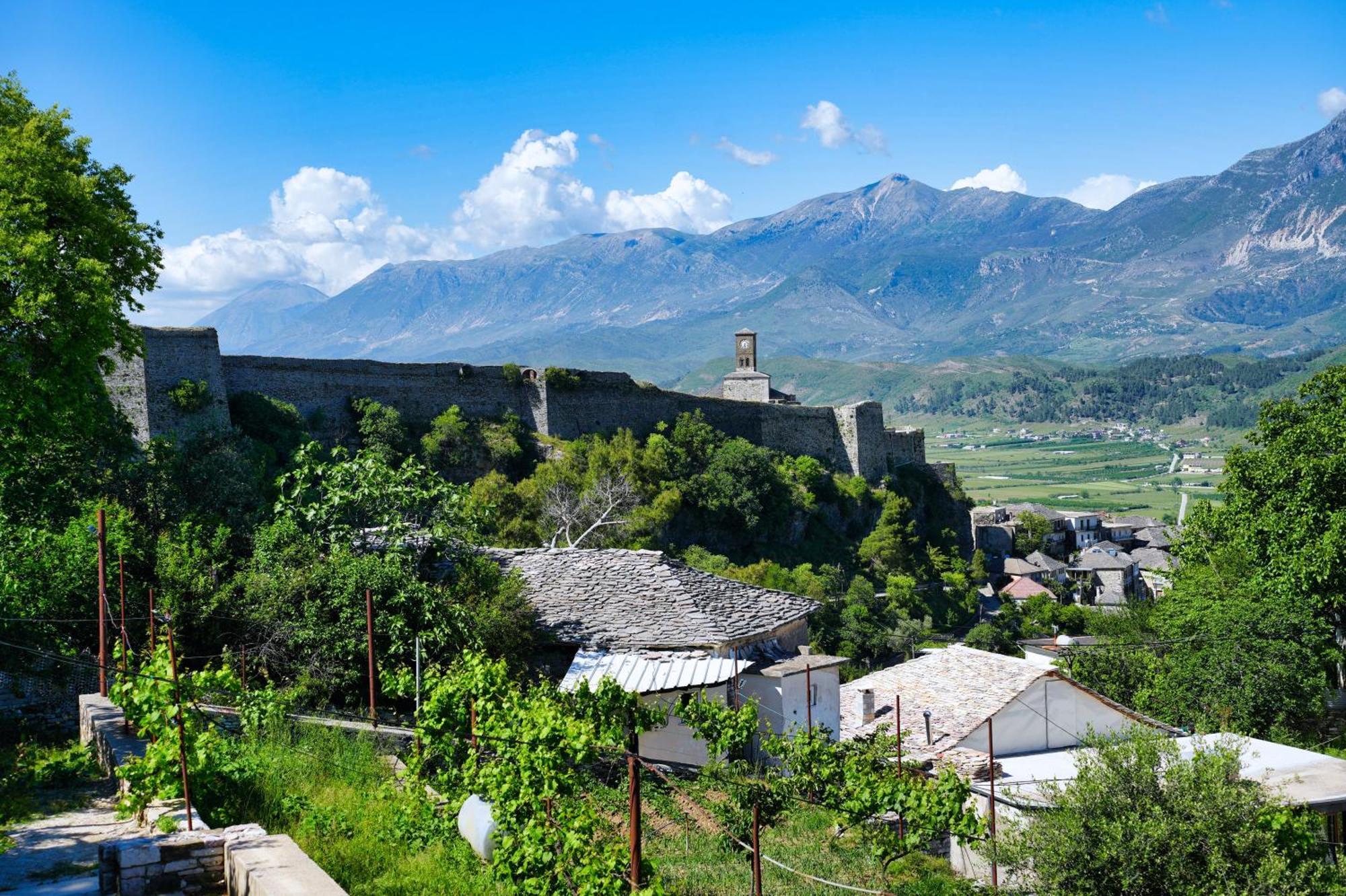 Guri Guesthouse Gjirokastër Exterior foto