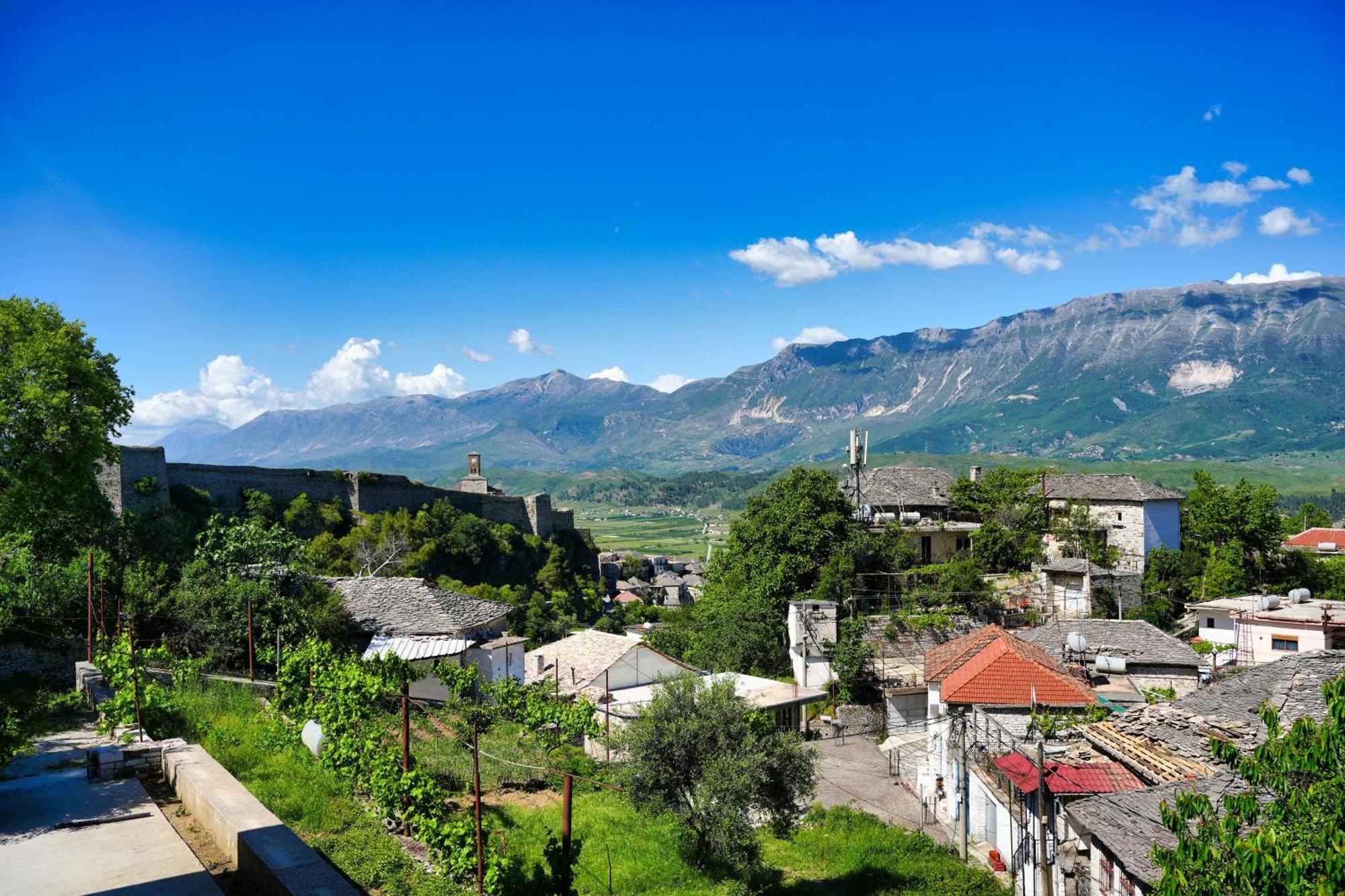 Guri Guesthouse Gjirokastër Exterior foto