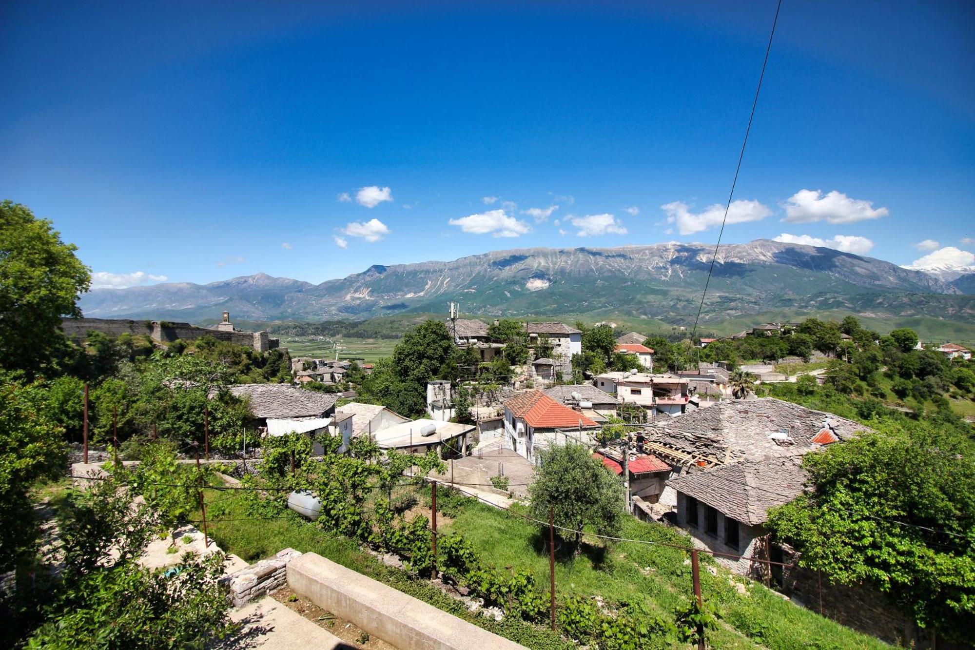 Guri Guesthouse Gjirokastër Exterior foto