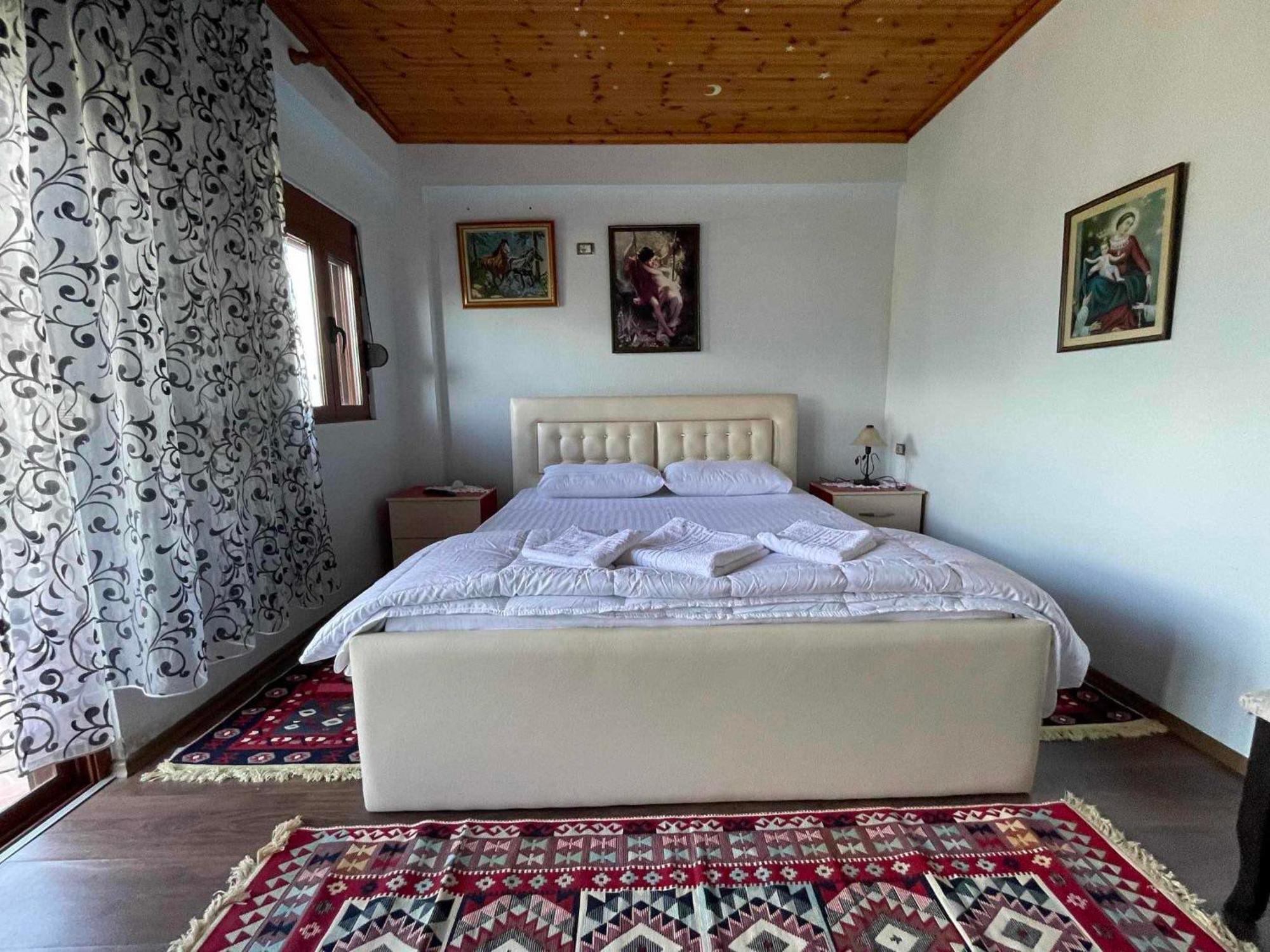 Guri Guesthouse Gjirokastër Exterior foto