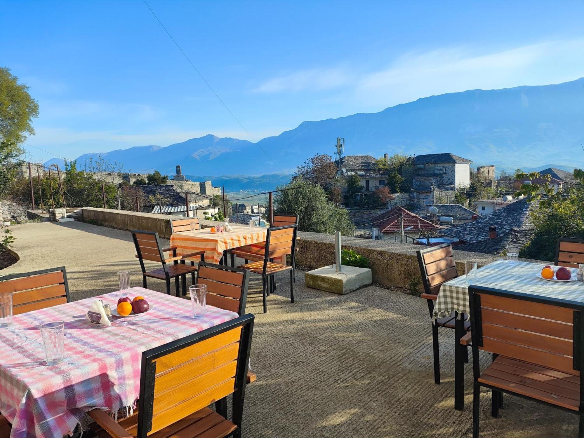 Guri Guesthouse Gjirokastër Exterior foto